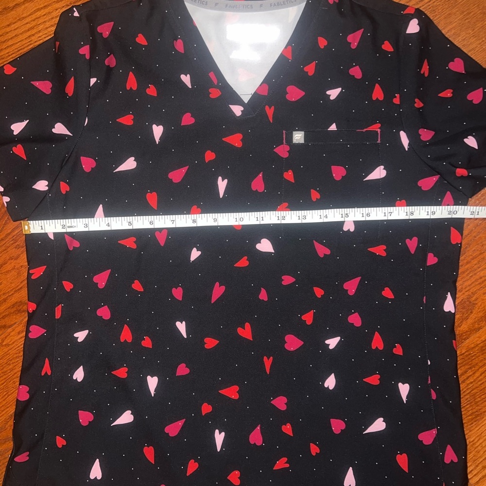 Fabletics Vital 1-Pocket Scrub Top in Heart Pumping Black - Picture 7 of 8